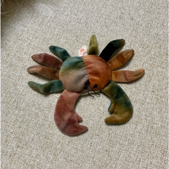 🦀Claude the crab paints by the sea
A famous artist he hopes to be
But 🦀#CLAUDE - Picture 2 of 5